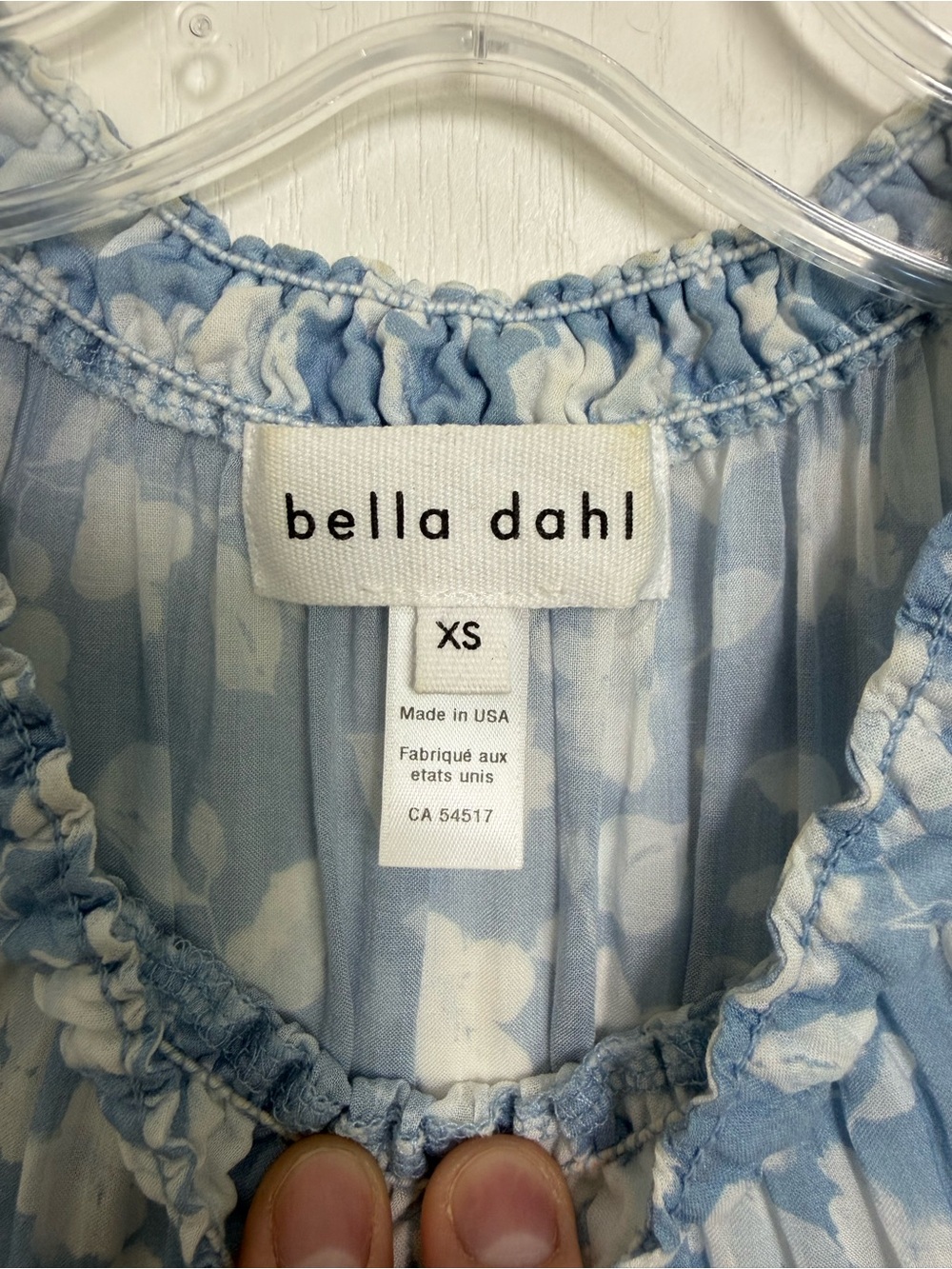 Revolve Bella Dahl Smocked Floral Sleeveless Blouse Size XS Blue White - Picture 4 of 7